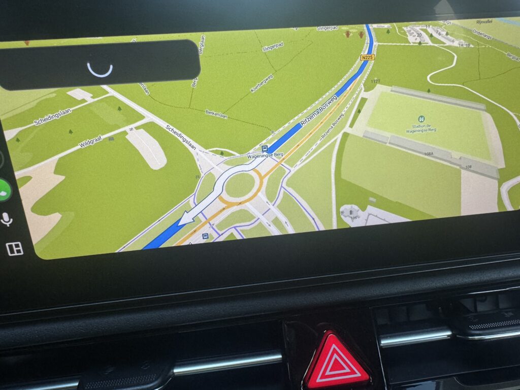 CoMaps op e/OS in actie tijdens het navigeren in onze EV.